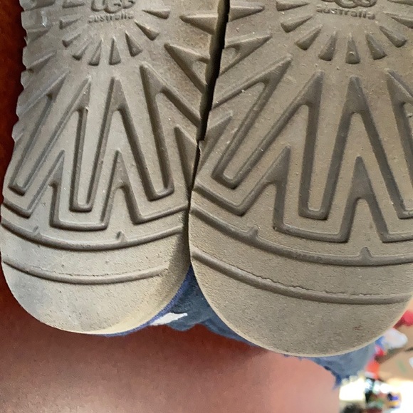 UGG Bailey Suede Button Triplet Big Kid size 4 - Picture 7 of 16